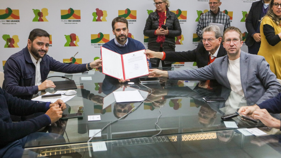 Governo realizou ato de assinatura no Centro Administrativo de Contingência.
