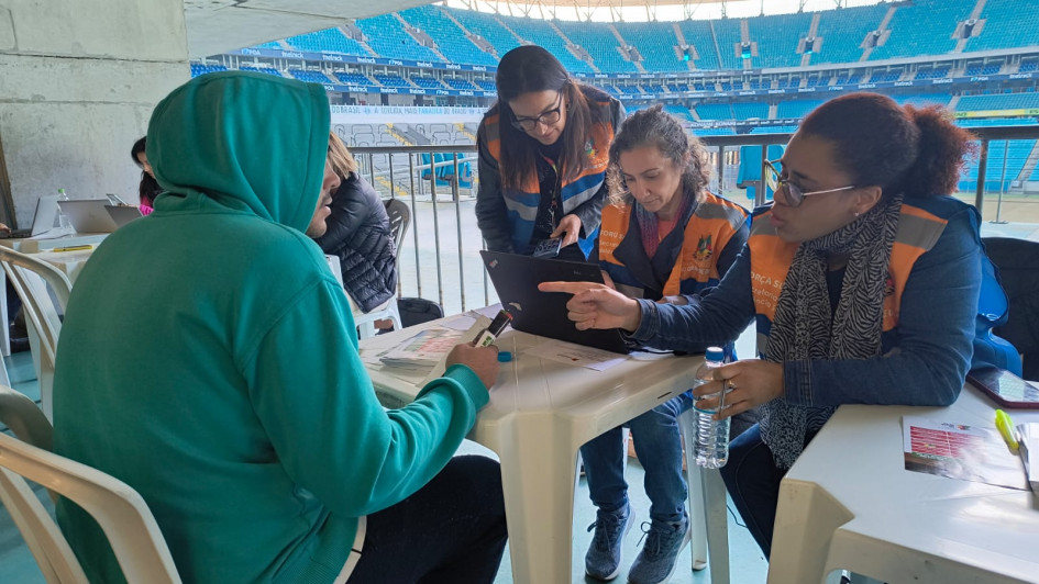Equipe atende ao público na Arena do Grêmio