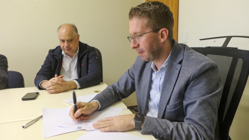 Titular da Sedes firma convênios e parcerias com municípios e entidades