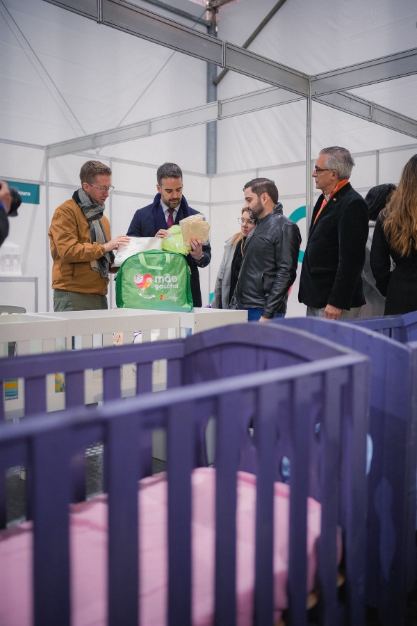 O programa Mãe Gaúcha, que oferece um kit de enxoval para bebês, está presente no espaço.

