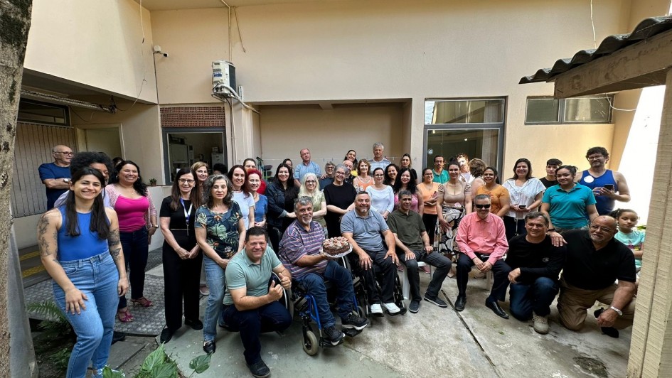 Equipe da Faders reunida durante comemorações dos 51 anos da instituição