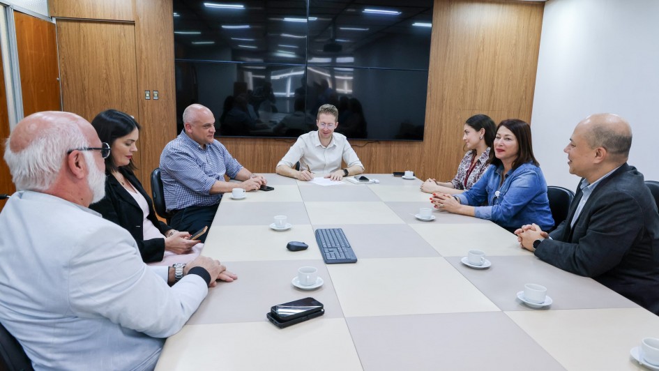 Secretário Beto Fantinel reuniu-se com representantes da FPE e Casa de Saúde Menino Jesus de Praga