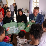 O secretário da Sedes, Beto Fantinel, e o titular da pasta da SSPS, Jorge Pozzobom,   participaram da entrega dos kits