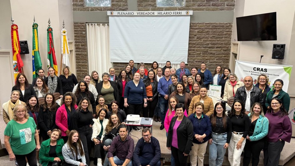 grupo de pessoas de pé posando para foto