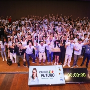 Evento teve participa&ccedil;&atilde;o de 300 jovens e incluiu sorteios de brindes 