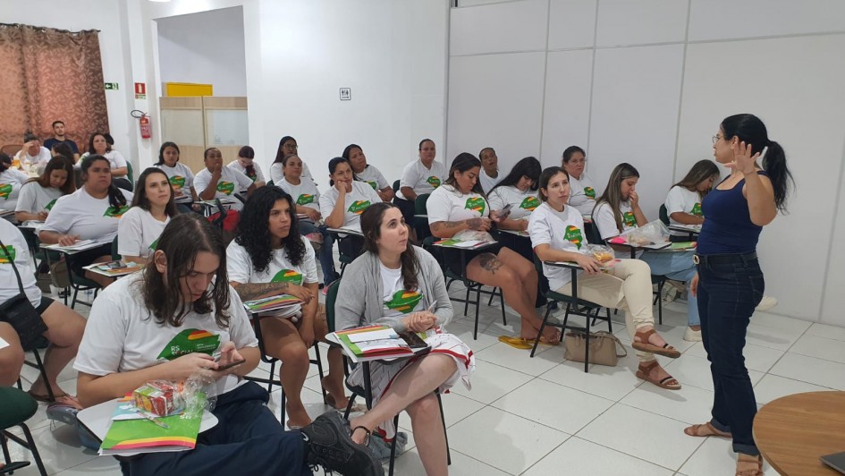 Jovens vestindo a camiseta branca do programa Baita Empreendedor Reconstru&ccedil;&atilde;o participam da primeira fase das capacita&ccedil;&otilde;es do programa. 